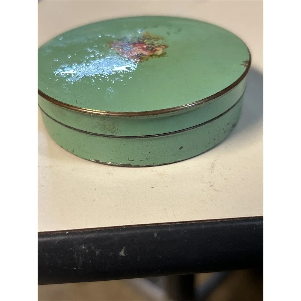 Vtg Vanity Candy Tin Green with Courting Victorian Couple 3.25in Lid Lined Wear